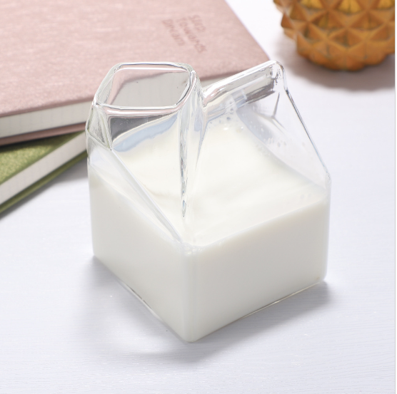 Na deochanna is áille déanta as cupáin ghloine trédhearcacha