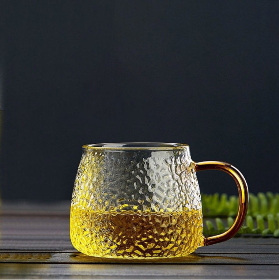 Cén fáth a dteastaíonn spéaclaí fíona trédhearcacha agus muid ag ól?