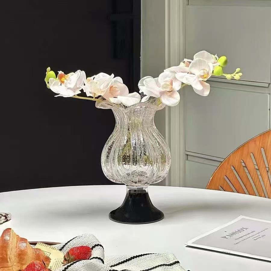 Vásaí gloine éagsúla a bhfuil cruth aisteach orthu