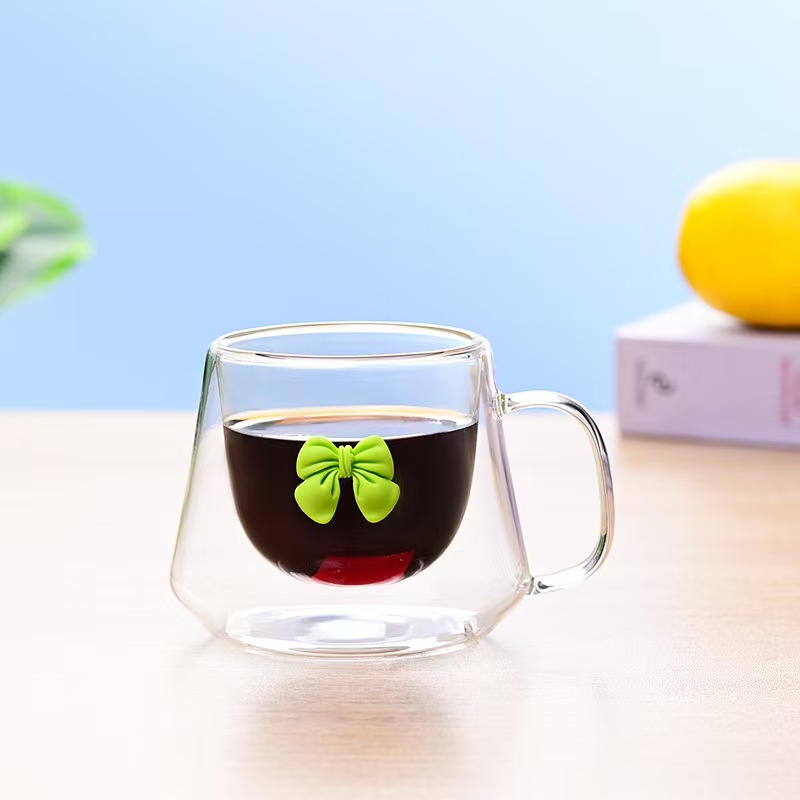 Cupán bainne bogha-snaidhm pearsantaithe Cupán bainne bogha-snaidhm pearsantaithe